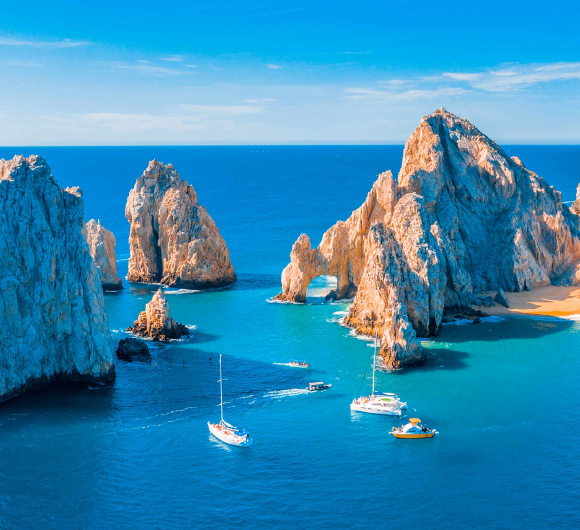 Impresionante vista panorámica de Los Cabos, Baja California. Playas doradas, aguas cristalinas, acantilados majestuosos y un cielo despejado se combinan para crear la belleza única de este destino. Descubre la serenidad y la maravilla natural de Los Cabos en tu próxima aventura.