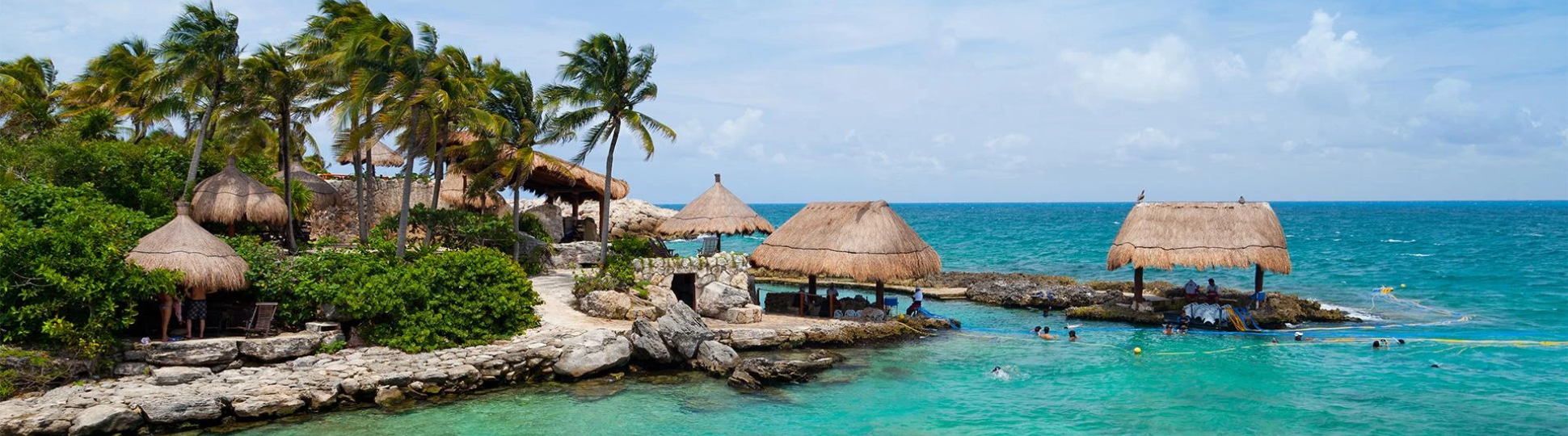 Maravillosa vista de la Riviera Maya, México. Playas de arena blanca, aguas turquesas, selva exuberante y ruinas arqueológicas se entrelazan para crear la belleza natural y cultural de este destino. Descubre la magia y la diversidad de la Riviera Maya en tu próxima aventura.