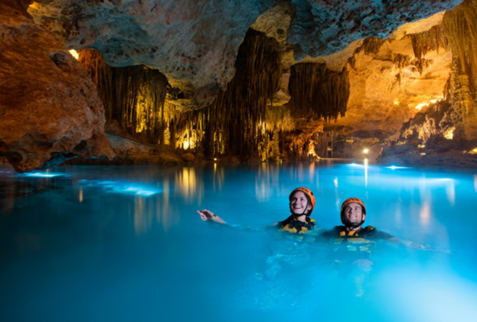 Vista aérea de los Parques Xcaret en México, destacando la fusión de la belleza natural, las actividades culturales y la diversión. Explora ríos subterráneos, disfruta de espectáculos folclóricos, descubre la rica biodiversidad y sumérgete en la experiencia única que ofrecen los parques Xcaret en la Riviera Maya.